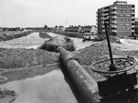 842641 Afbeelding van het opspuiten van zand voor het tracé van de A.C. Verhoefweg, ter hoogte van de toekomstige wijk ...